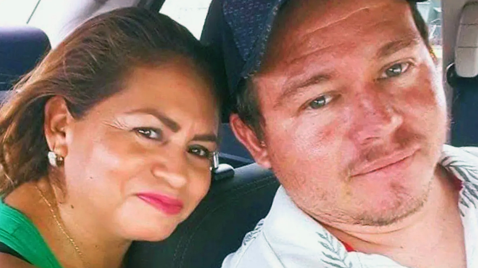 Ceci Flores y su hijo Marco Antonio Sauceda