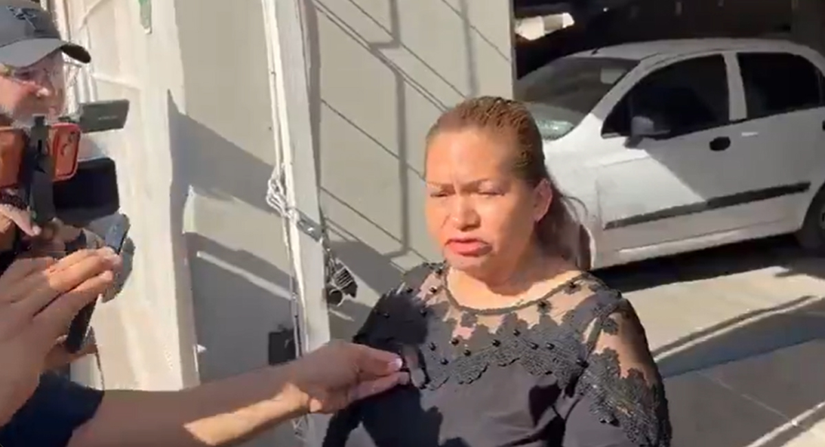 Ceci Flores a su salida del Semefo de Hermosillo