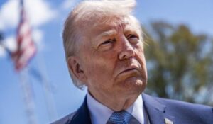 ¡Lo vuelve a hacer! Donald Trump publica imagen de Jesús abrazándolo hecha con IA