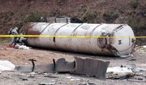 Vuelca camión con sustancia química en carretera Agua Prieta-Janos; autoridades controlan percance