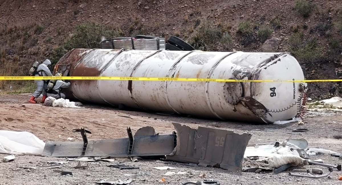 El camión cisterna se salió del camino y terminó volcado