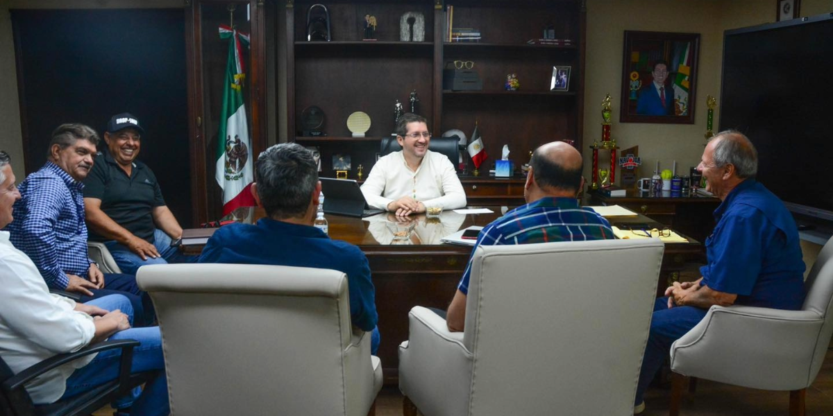 El alcalde de Navojoa se reunió con personal de la CFE, Oomapasn y SIUE