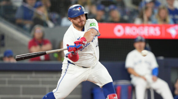 Alejandro Kirk visita el quirófano; esto tardará el mexicano en regresar a los Blue Jays