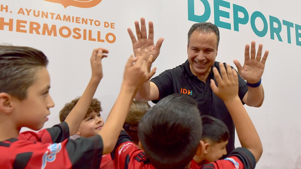 Antonio Astiazarán apoya a deportistas hermosillenses