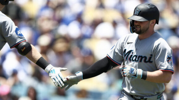 Hicks y Ruiz lucen en Los Ángeles para que Marlins asegure su primera serie en Dodger Stadium desde el 2018