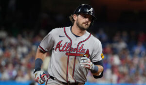 Austin Riley destroza la bola para que los Braves aplasten a Philadelphia en el primero de la serie