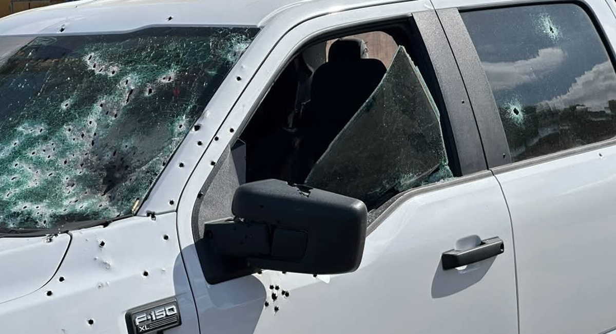 El vehículo de la víctima quedó decenas de impactos de bala