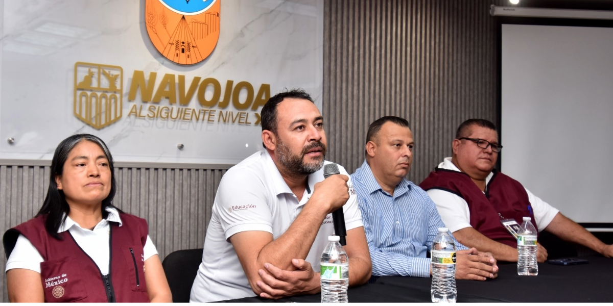La coordinación de Becas del Bienestar en Sonora durante conferencia de prensa en Navojoa