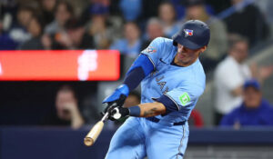 El sonorense Brandon Valenzuela batea su segundo jonrón en la paliza de Blue Jays ante Red Sox