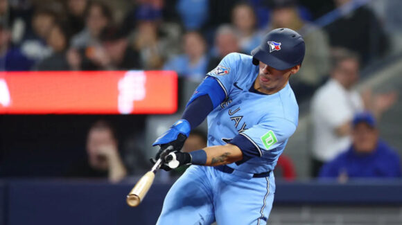 El sonorense Brandon Valenzuela batea su segundo jonrón en la paliza de Blue Jays ante Red Sox