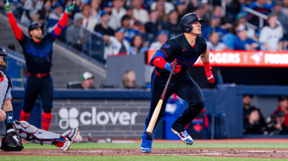 Mexicano Brandon Valenzuela se estrena con HR en MLB y los Blue Jays derrotan a los Twins