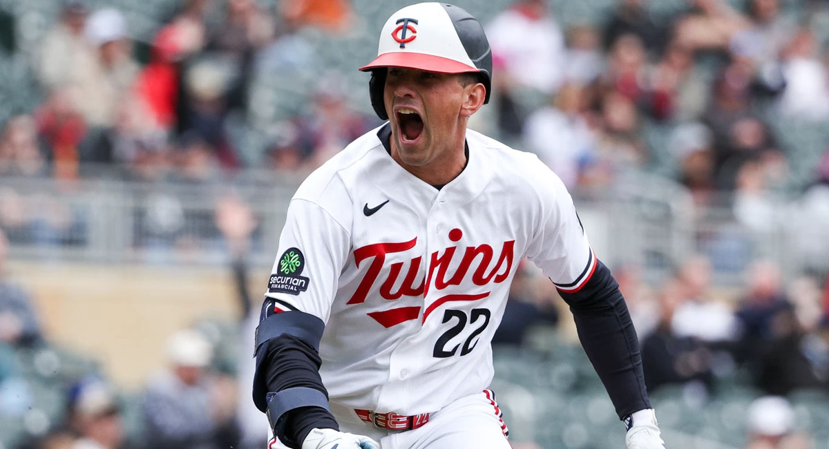 Brooks Lee celebra mientras corre a primera, después de conectar el batazo del triunfo