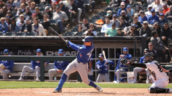 Brandon Valenzuela se estrena en MLB; el sonorense conecta su primer hit con los Blue Jays