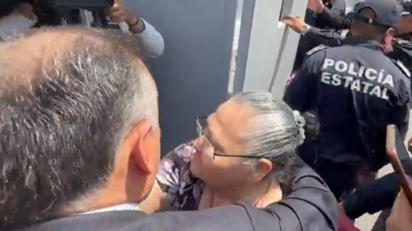 VIDEO: Así fue la salida de doña Carlota tras 1 año en prisión; seguirá su proceso desde casa