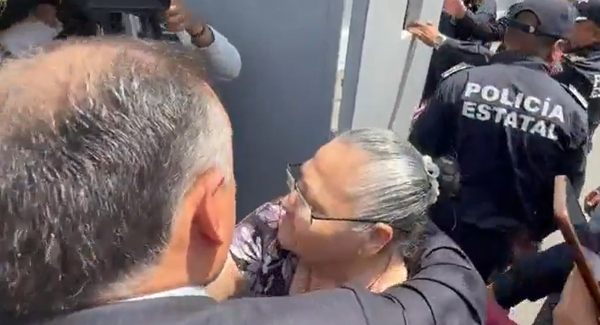 La señora Carlota fue recibida por su familia y medios de comunicación