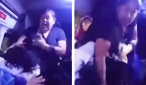 Empujones y jalones de cabello: Captan en VIDEO pelea entre dos pasajeras de combi en Edomex