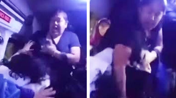 Empujones y jalones de cabello: Captan en VIDEO pelea entre dos pasajeras de combi en Edomex