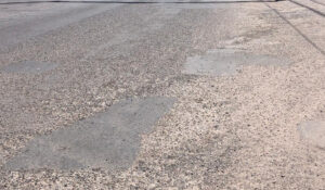 Carreteras del Valle del Yaqui reciben mantenimiento por aumento de carga pesada