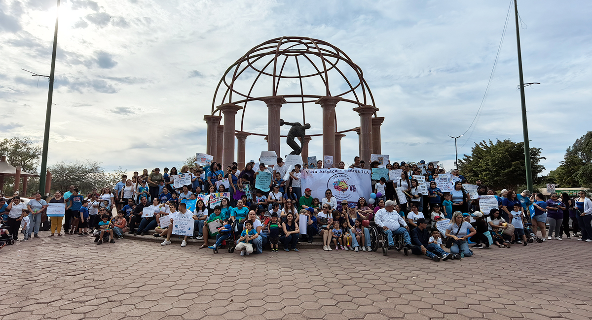 Cientos de personas participan en la 'Caminata Familiar por el Autismo' en la Laguna del Náinari