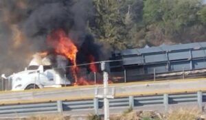 Balacera y quema de camiones entre sindicatos provoca cierre parcial de la México-Puebla