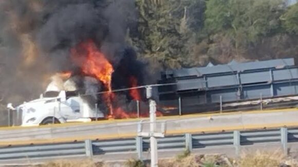 Balacera y quema de camiones entre sindicatos provoca cierre parcial de la México-Puebla