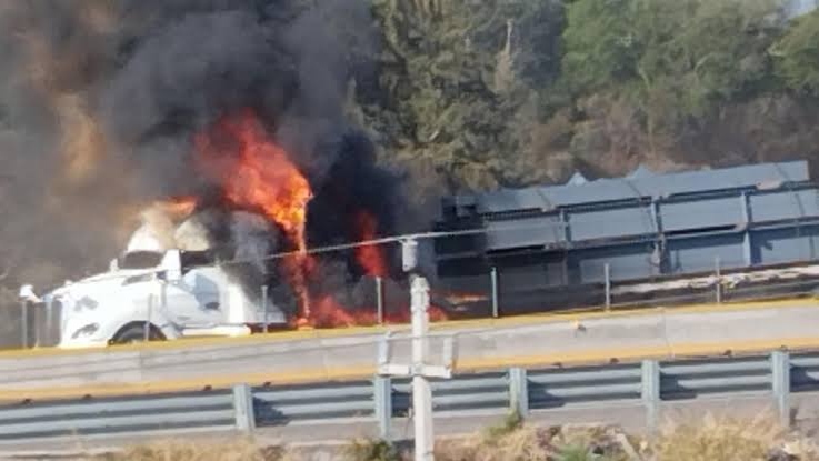 Balacera y quema de camiones entre sindicatos provoca cierre parcial de la México-Puebla.