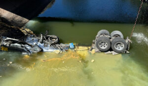 Camión tipo pipa sufre accidente al sur de Ciudad Obregón y cae al Canal Alto; suspenden suministro de agua