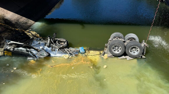 Camión tipo pipa sufre accidente al sur de Ciudad Obregón y cae al Canal Alto; suspenden suministro de agua