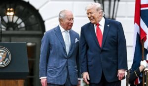 La campana del submarino HMS Trump: el obsequio de Carlos III al presidente estadounidense