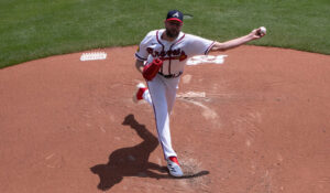 Chris Sale sigue haciendo historia y comanda a los Braves en su triunfo sobre Philadelphia