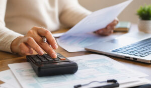 Atrasarte con el SAT sale caro: Conoce las multas y recargos que cobran en 2026