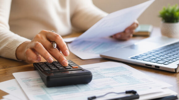 Atrasarte con el SAT sale caro: Conoce las multas y recargos que cobran en 2026