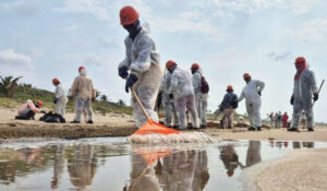 Pemex destituye a tres funcionarios por omisiones tras derrame de petróleo en el Golfo de México