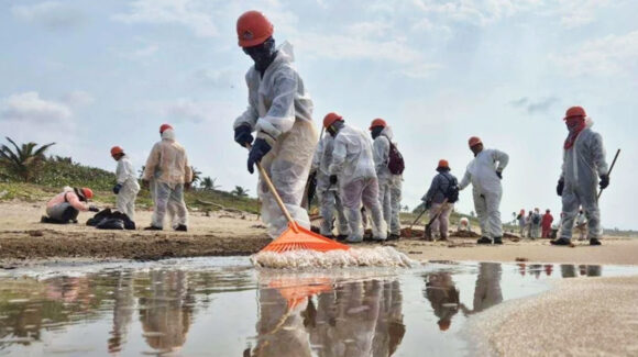 Pemex destituye a tres funcionarios por omisiones tras derrame de petróleo en el Golfo de México