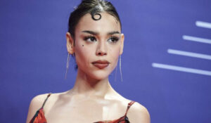 ¿Está grave? Danna Paola se queda sin voz; usa programa especial para entrevista con ‘Venga la Alegría’