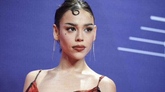 ¿Está grave? Danna Paola se queda sin voz; usa programa especial para entrevista con ‘Venga la Alegría’