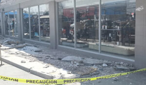 “El cierre es temporal”, afirma Protección Civil tras derrumbe de marquesina de tienda en centro de Ciudad Obregón