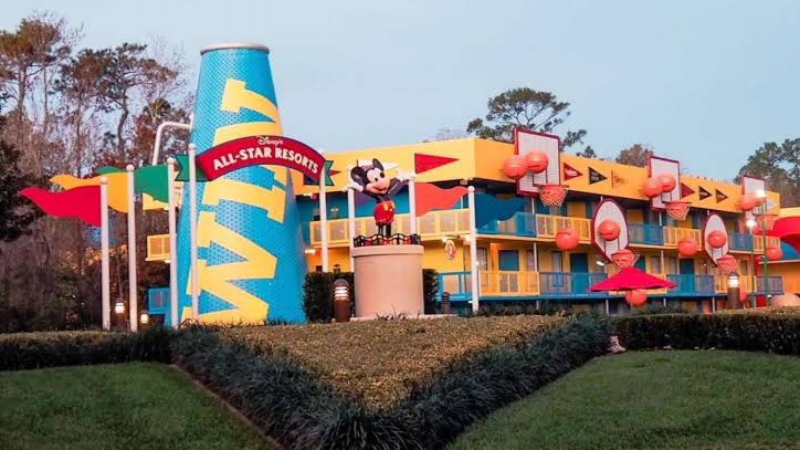 Disney World enfrenta demanda por infestación de chinches en hotel de Florida.