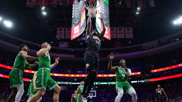 Ni el regreso de Embiid puede evitar la derrota de 76ers y Celtics colocan 3-1 su serie de playoffs