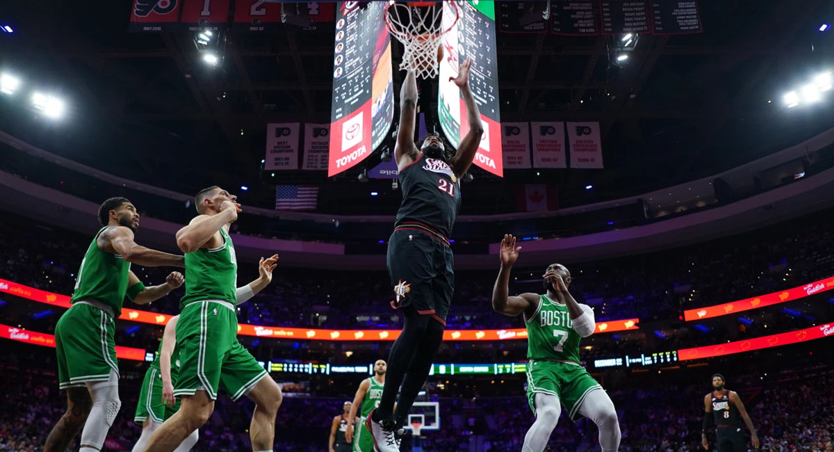 Embiid lo intentó, pero no le alcanzó el esfuerzo ante unos Celtics que están cerca de eliminarlos