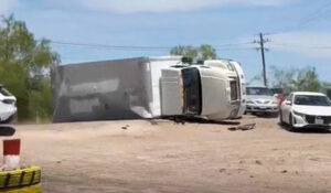 Vuelca tráiler cargado de bidones de diésel en carretera de Empalme; cierran tránsito por completo