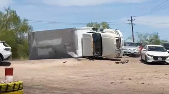 Vuelca tráiler cargado de bidones de diésel en carretera de Empalme; cierran tránsito por completo