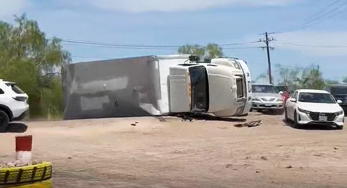 El camión de carga se volteó en medio de la carretera federal 15