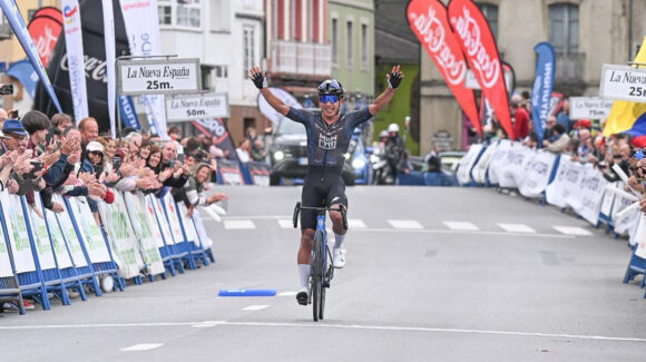 Edgar Cadena gana etapa en la Vuelta a Asturias y hace historia para el ciclismo mexicano