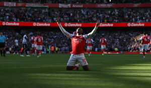 Arsenal se mantiene con vida en la Premier League; vence al Newcastle y recupera el liderato