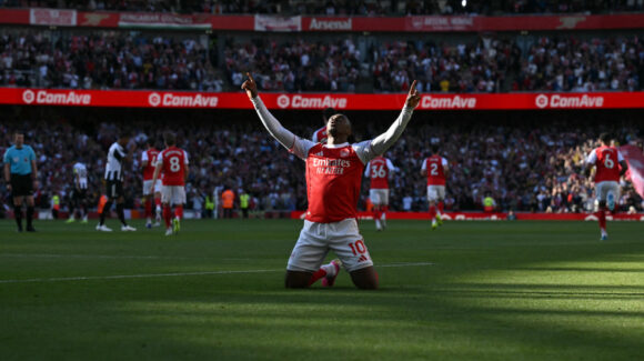 Arsenal se mantiene con vida en la Premier League; vence al Newcastle y recupera el liderato