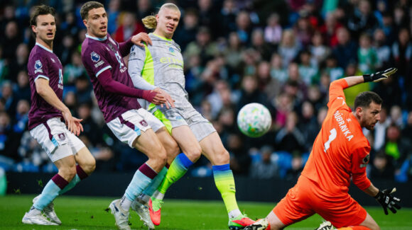 Manchester City se acerca al título de la Premier League; vence al Burnley y toma el liderato de la tabla