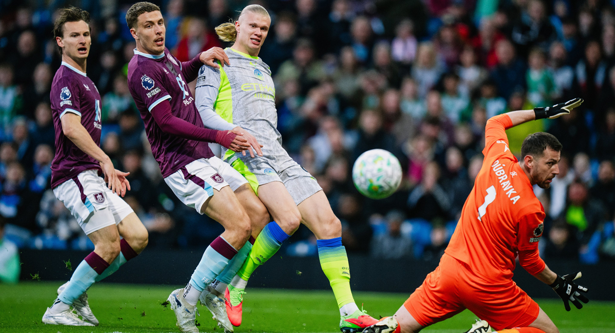 El Manchester City venció al Burnley para tomar el liderato de la Premier League a falta de cuatro jornadas para el final