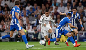 Real Madrid sufre de más pero vence al Alavés para mantenerse en la pelea por el título de LaLiga