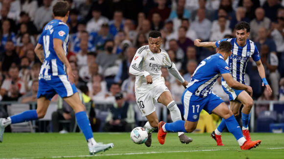 Real Madrid sufre de más pero vence al Alavés para mantenerse en la pelea por el título de LaLiga